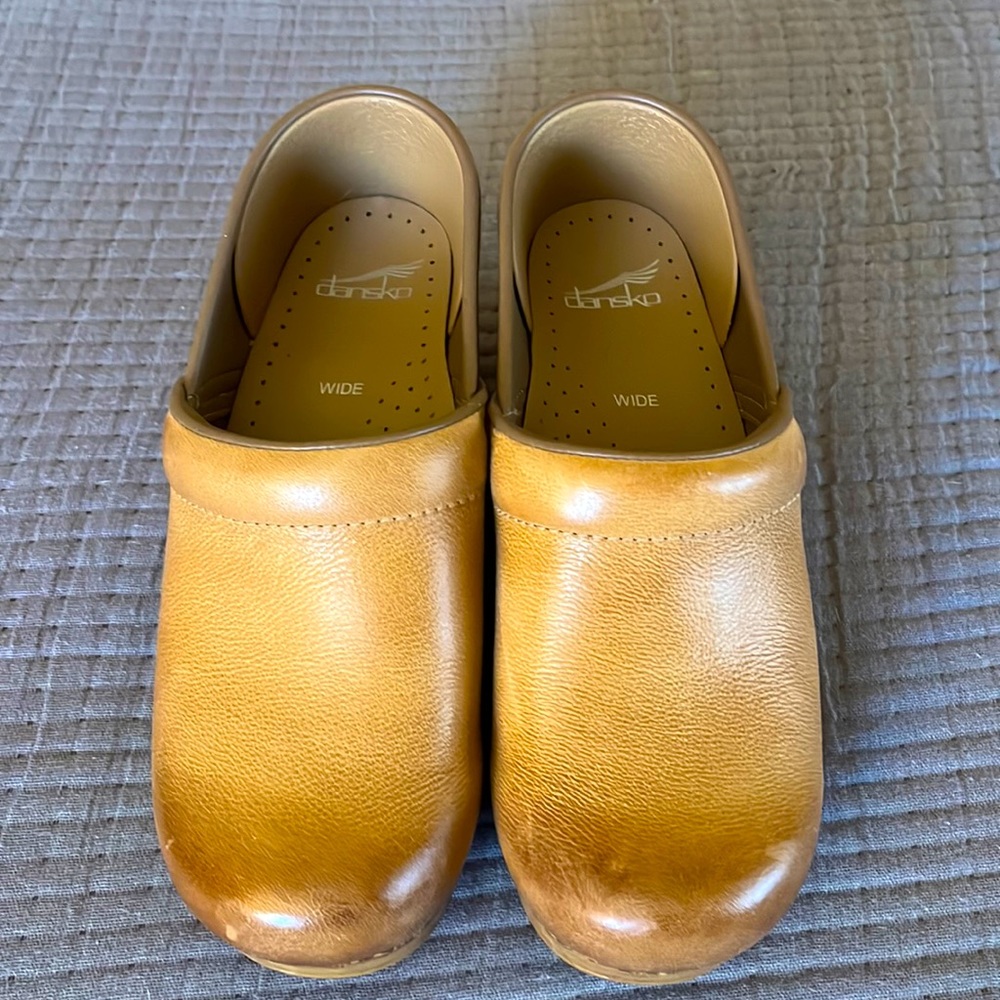 Size 39 Wide EUC honey-colored Dansko Clogs
